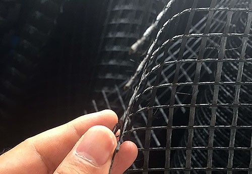 鋼塑土工格柵的拉力由經(jīng)緯編織的高強鋼絲承擔(dān)